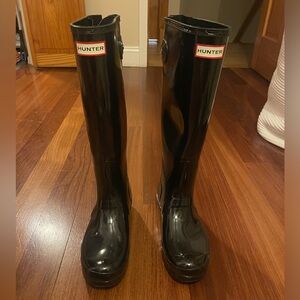 Size 9 wide calf tall Hunter rain boots